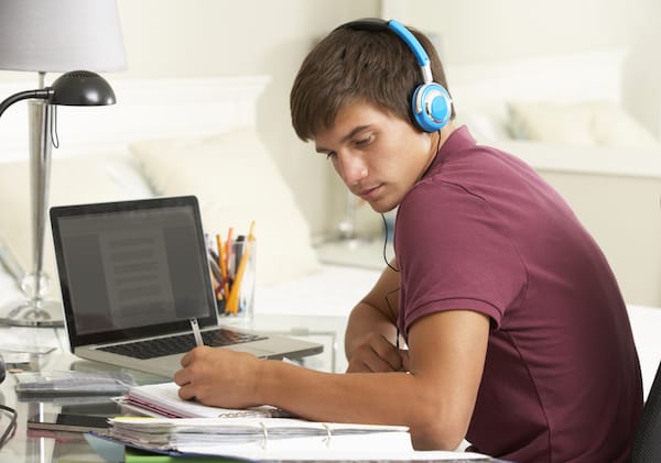 چرا چیزی که برای آموزش زبان استفاده می کنید مهم است؟