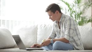 آیا باید در امتحان GRE شرکت کنید؟ آیا باید در امتحان تافل شرکت کنید؟