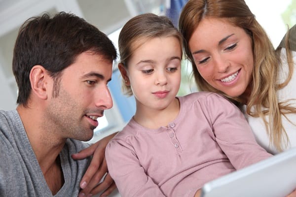 والدین چگونه به فرزندانشان برای یادگیری زبان انگلیسی کمک می کنند
